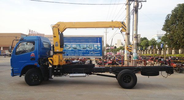 東風(fēng)多利卡隨車(chē)起重運(yùn)輸車(chē)