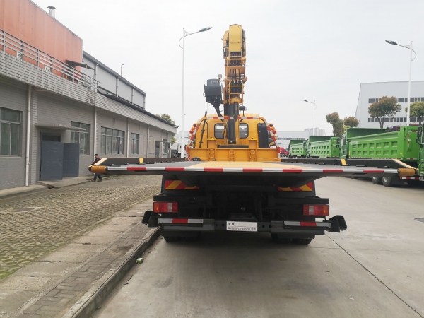 重汽豪沃帶吊清障車